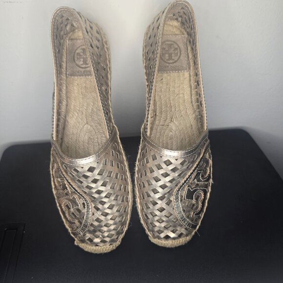 Tory Burch size 7 Metallic Gold Logo Espadrilles Slip-On Flats - Picture 3 of 5